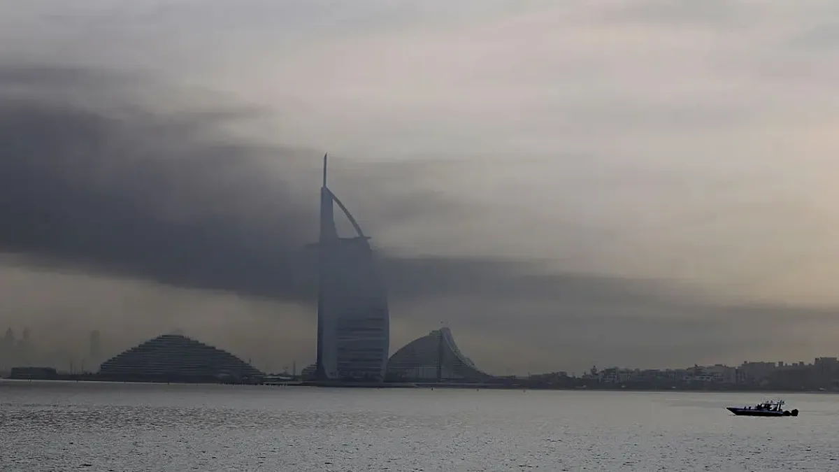 Sute de arestări în Dubai pentru fotografii cu atacurile iraniene: Cum a spulberat războiul fațada liberală a „celui mai sigur oraș”