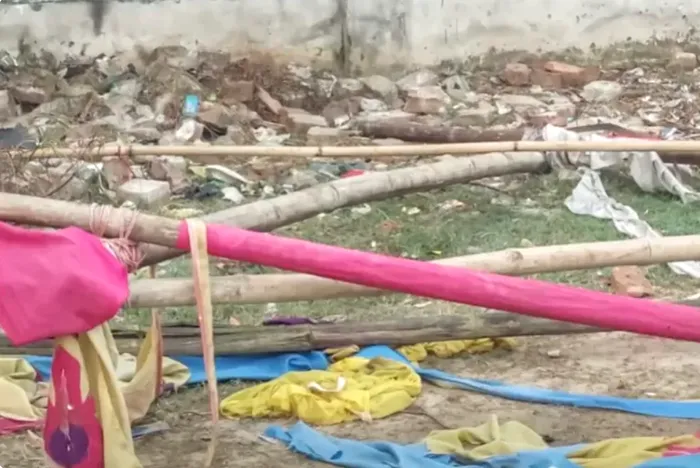 Locul vandalizat unde trebuia să se desfășoare o partidă de fotbal feminin. Jucătoarele au fost rapid evacuate de organizatori / Foto: aljazeera.com, captură video