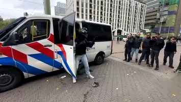 Protest violent la Haga. 24 de persoane arestate, după ce au aruncat cu torțe și fumigene spre polițiști