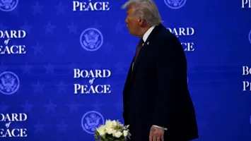 Marele mister de la Davos: semnul de pe mâna stângă a lui Donald Trump