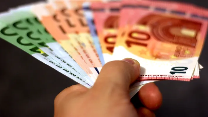 Euro a sărit la 5,35 lei pe interbancar cu o zi înainte de decizia S&P. Rezerva valutară a BNR a scăzut cu 4,8 mld. euro într-o lună