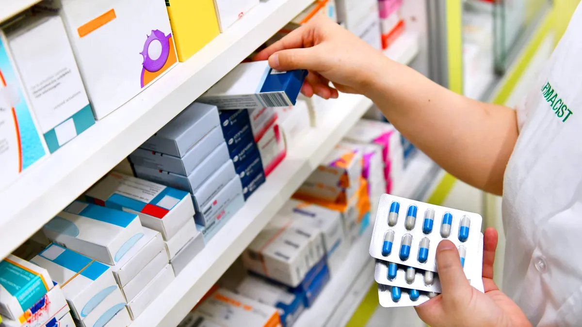 Mișcare surpriză pe piața farmaceuticelor. Cine, unde intră
