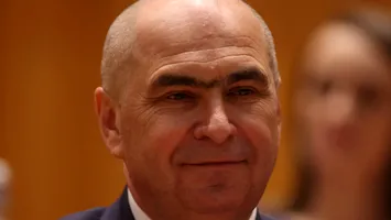 Ingineria persuasiunii: cum a transformat Ilie Bolojan o moțiune tehnică într-un verdict moral