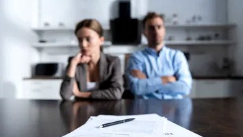 Fără acordul soțului: USR propune schimbarea legii pentru păstrarea numelui după divorț