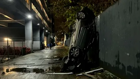 Accident: aflat la volan în parcarea unui mall, a căzut cu mașina de la etajul 2