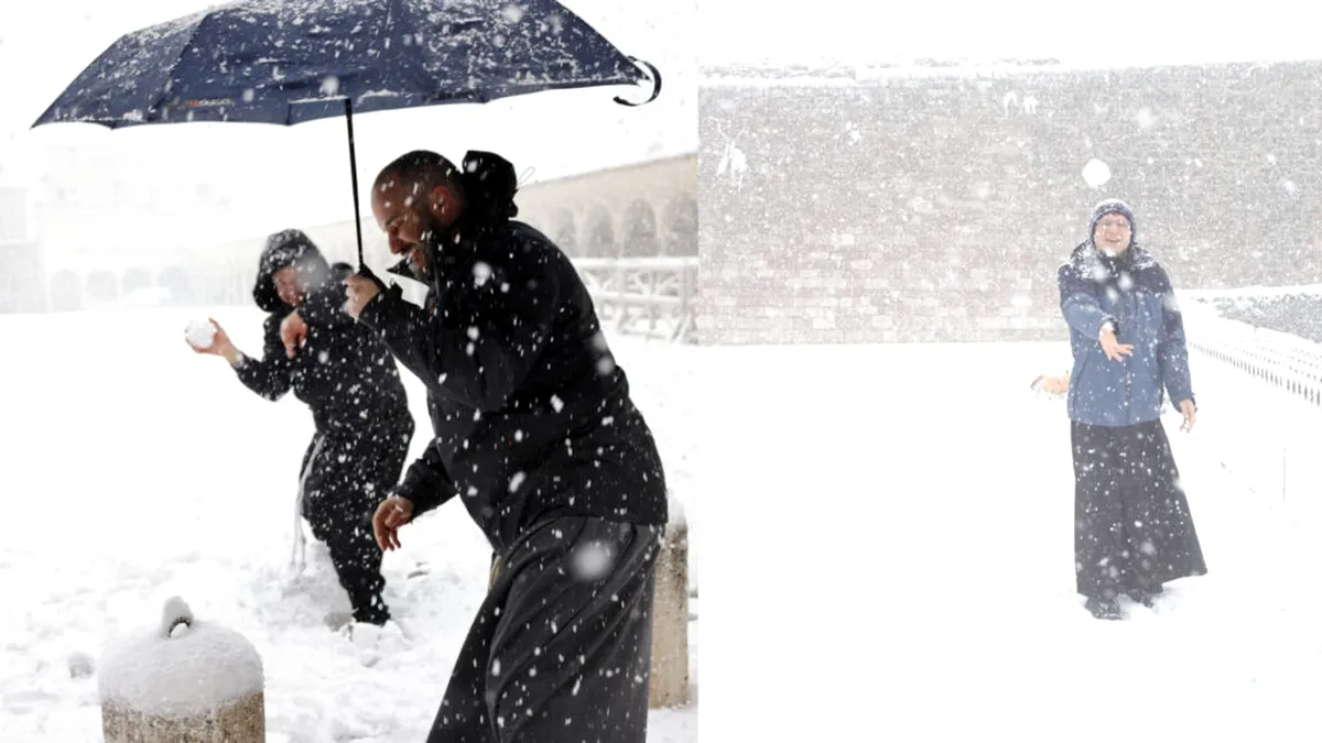 Călugări surprinși în timp ce se joacă în zăpadă (VIDEO)
