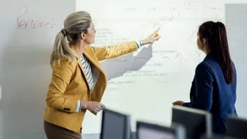 Postul la catedră, rezervat doar cinci ani. Noua limită pentru profesorii ajunși în funcții publice