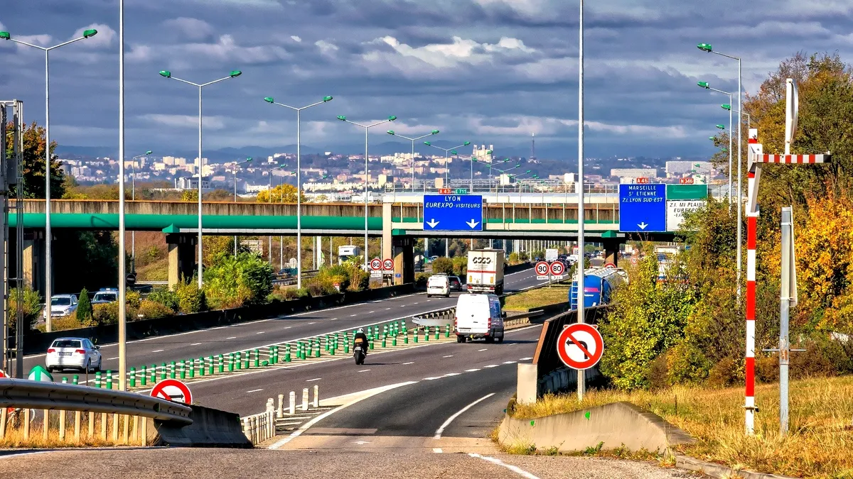 Reguli de circulație în Franța. Ce trebuie să știe șoferii care ajung aici