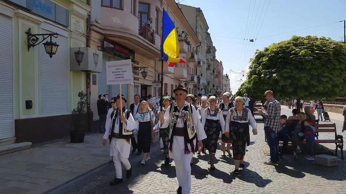 Românii din Ucraina semnalează că, în ciuda promisiunilor venite de la Kiev, încă se tipăresc manuale în “limba moldovenească”
