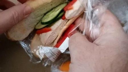 Jaf din banii elevilor: Sandvișuri de 5 lei decontate cu 15 lei. Primarii ocolesc SICAP pentru a servi „firmele de casă”