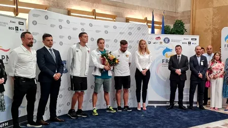 Robert Glinţă către David Popovici, după revenirea de la Campionatul Mondial de nataţie: 