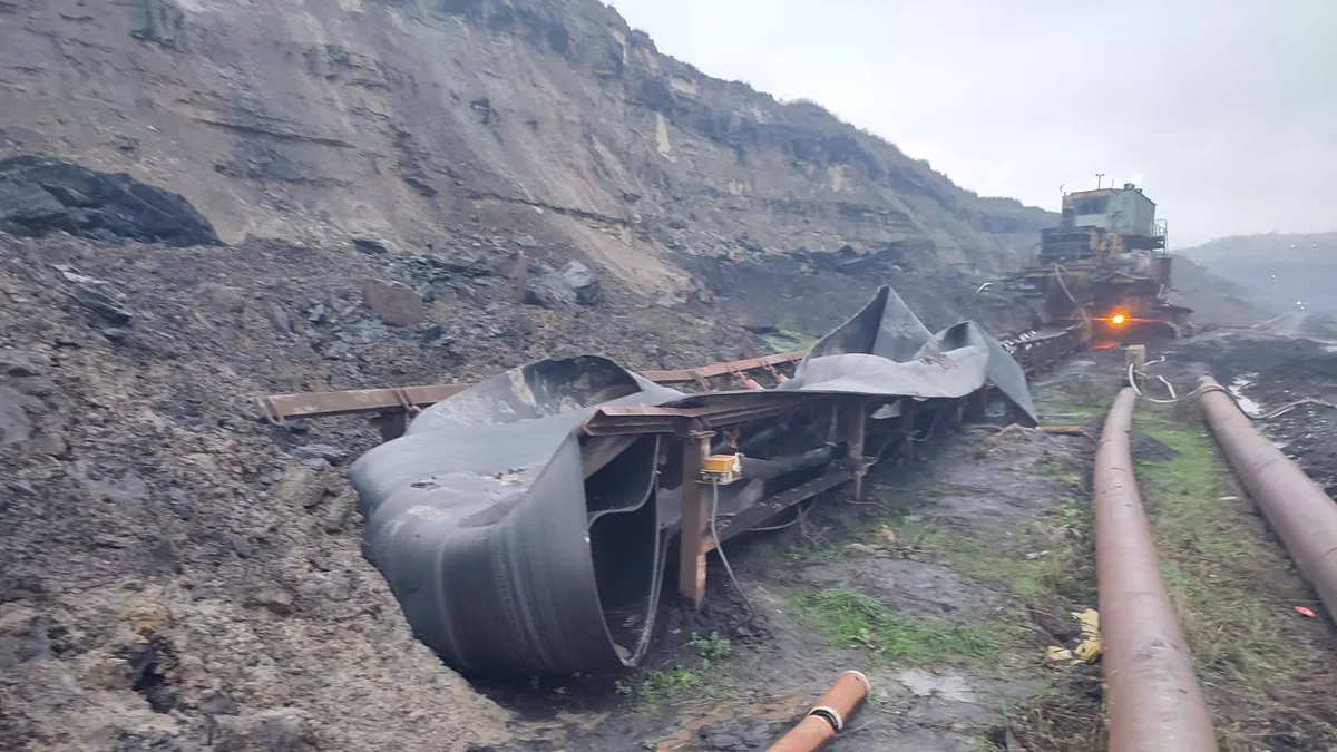Incident la Rovinari: o alunecare de teren a avariat excavatorul esențial și pune în pericol aprovizionarea cu cărbune a centralei