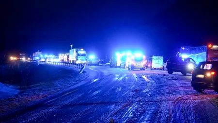 Accident grav, cu 58 de pasageri. Un autobuz a plonjat într-un lac înghețat