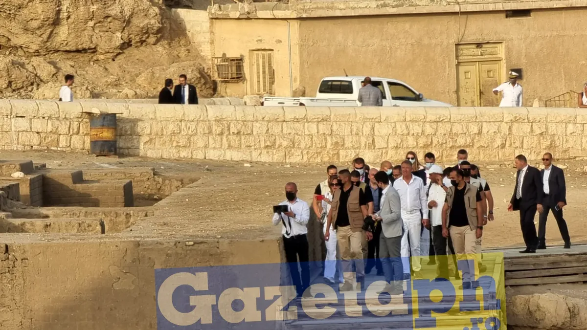 Țara arde, Iohannis e în vizită la piramide (galerie foto)