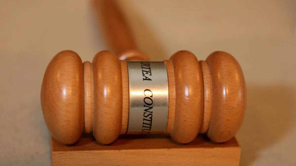 Legea privind executorii judecătorești, declarată neconstituțională de CCR: încălcări grave ale principiului bicameralismului și legalității