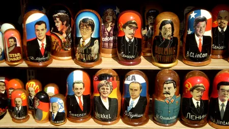 EXCLUSIV În Rusia se vând păpuși Matrioșka pictate cu fețele lui Vladimir Putin și Angela Merkel