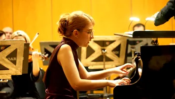 Românca ce a cucerit Parisul la doar 17 ani. Carla Ungureanu, steaua-pianistă