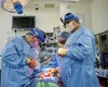 Viitorul transplanturilor: ce s-a întâmplat cu primul om căruia i s-au transplantat rinichi de porc