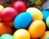 Ouă vopsite de import în supermarket, dar românii preferă să și le facă ei