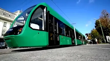INCREDIBIL. Noile tramvaie nu pot circula în București pentru că sunt prea... mari