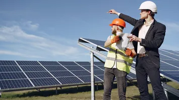 România investește în stocarea energiei solare pentru a reduce dependența de importuri și prețurile record la curent