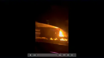 TIR-ul făcut scrum de care nu știe nimeni. A fost cuprins de flăcări pe A2 – ISU și IGPR, fără reacție (VIDEO)