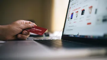 Shoppingul online devine un lux pentru români (studiu)