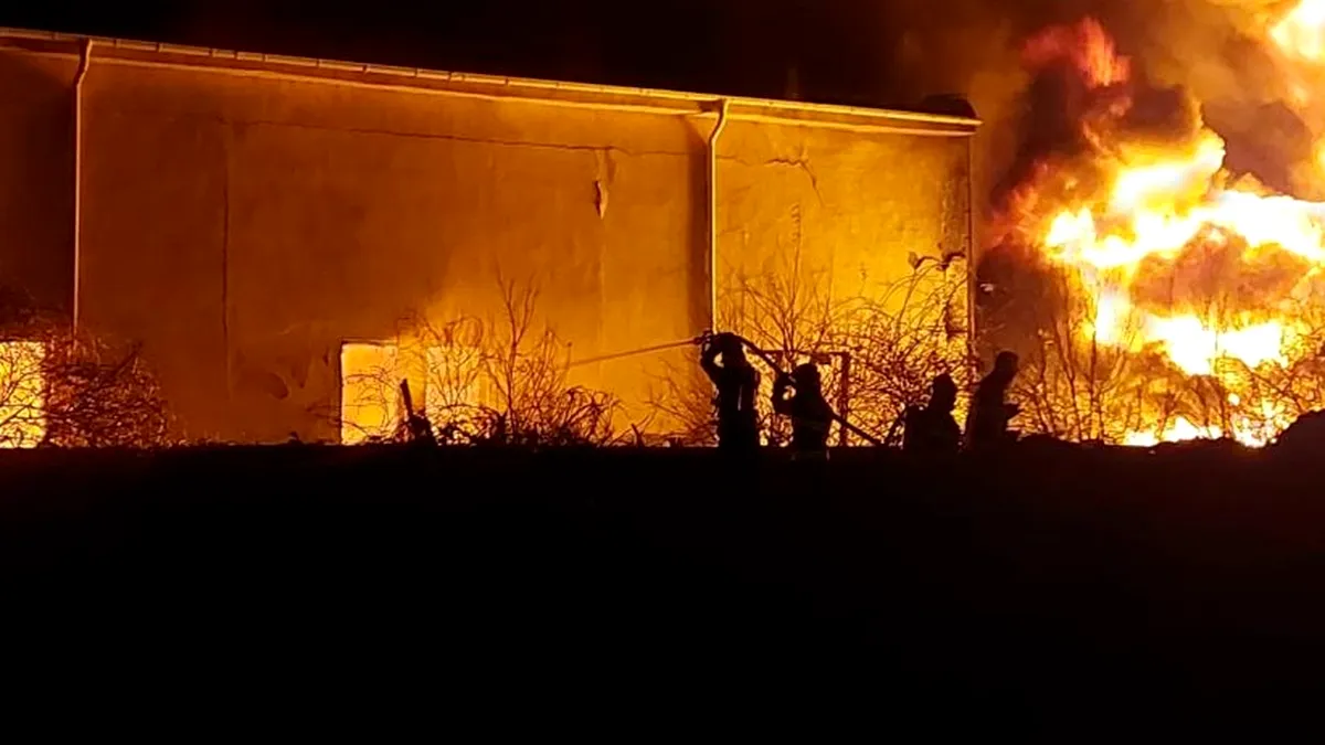 Incendiu la un depozit de materiale din marginea Capitalei, 7 evacuați