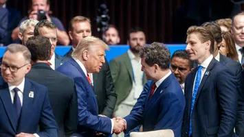 Prima strângere de mână Nicușor Dan – Donald Trump, la summitul NATO de la Haga