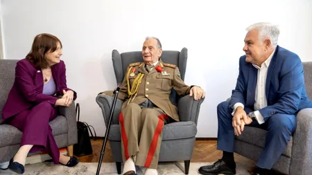 Ambasadorul SUA și ministrul Apărării, în vizită la un veteran român