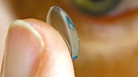 Microparticule de plastic în ochi de la lentilele de contact