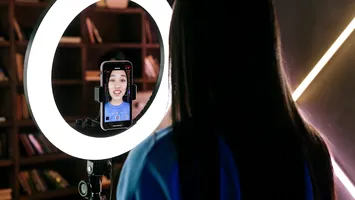 Cât câștigă un influencer mic în România și de ce piața va atinge 112 milioane de euro în 2025