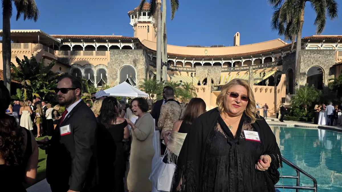 Diana Șoșoacă s-a dat în spectacol acasă la Trump, la Mar-a-Lago (VIDEO)