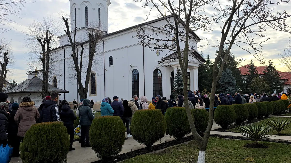 Boboteaza la Mănăstirea Ghighiu. Sute de oameni așteaptă să ia Aghiasma Mare, e prezentă și Jandarmeria