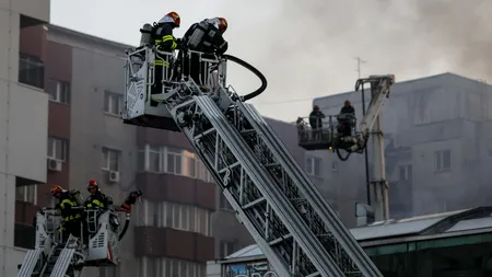 Explozie între-un bloc din Capitală, locatari blocați în apartamente avariate
