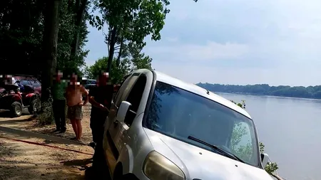 La un pas de tragedie: o mașină de teren aproape să ajungă în Dunăre, după ce drumul s-a surpat