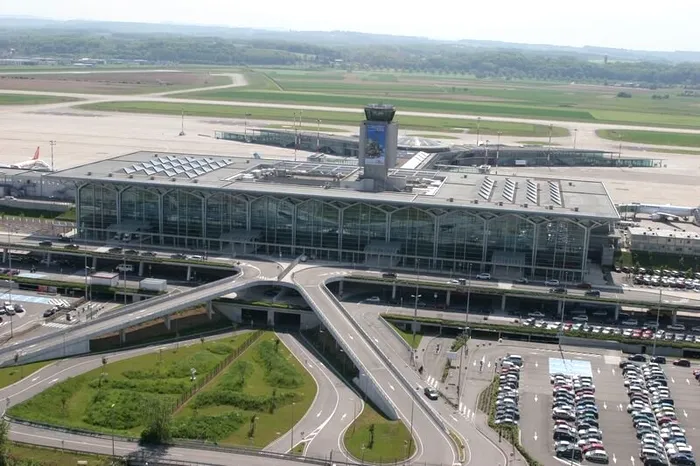 Aeroportul unic în lume. E singurul loc de pe Pământ unde poți ateriza în trei țări deodată