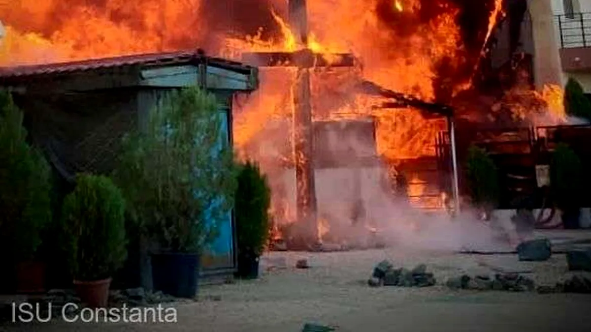Constanţa: 11 apartamente din blocul învecinat bisericii cuprinse de flăcări, distruse de foc şi fum