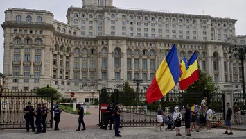 Femeie cu șase cuțite, oprită la intrarea în Parlament. AUR: „Nu este membru al partidului”