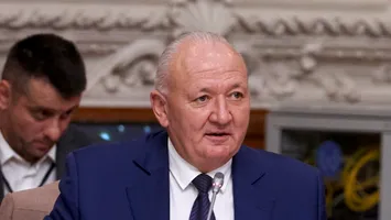 „Nea Bachus” al lui Cioloș dă lecții de agricultură de la AUR
