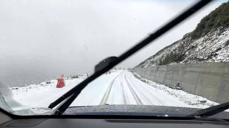 A venit iarna pe Transfăgărășan și pe Transalpina. Drumarii intervin cu utilaje și cu material antiderapant (video)