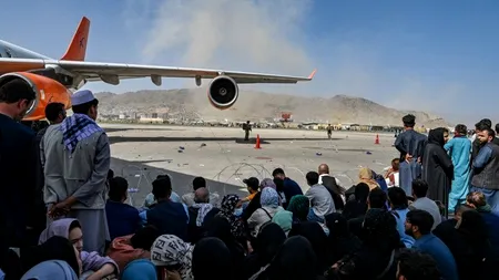 Talibanii le cer afganilor să plece de pe aeroportul din Kabul: „Nu vrem să rănim pe nimeni acolo”