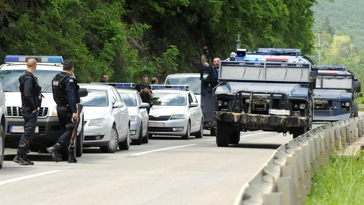 Sute de sârbi kosovari au ridicat baricade pe un drum important din nordul Kosovo