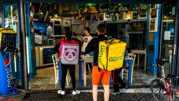 Premieră în UE: două firme de food-delivery amendate cu sute de milioane de Comisia Europeană