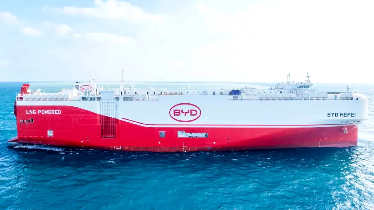Un colos naval bântuie mările lumii! Poate transporta 9.200 de vehicule