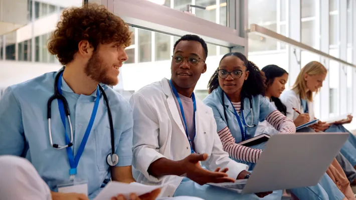 Studenți francezi care pică primul an de medicină aleg România pentru a-și continua studiile