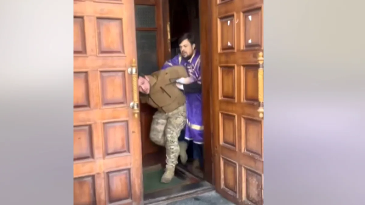 Soldat ucrainean bătut de un preot și enoriași