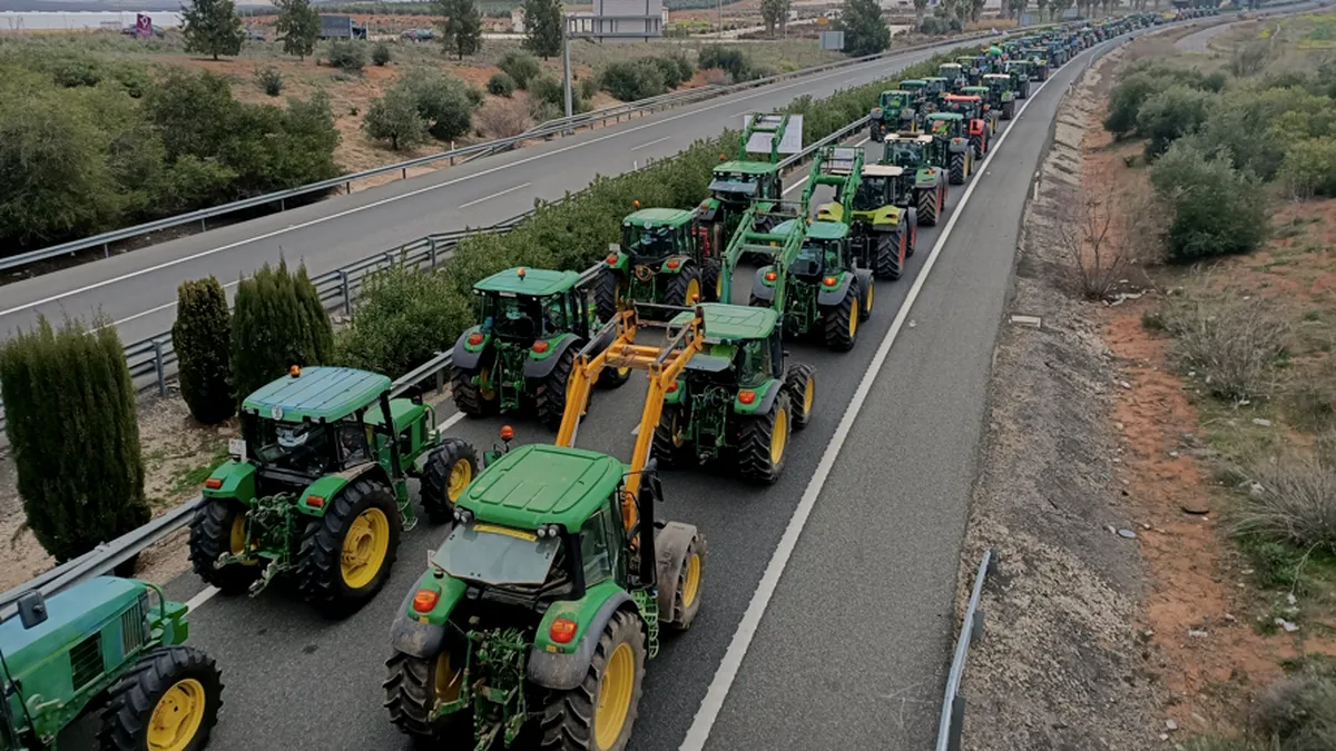 Fermierii ies la proteste, vineri, în toată țara. Lista solicitărilor
