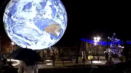 Bucureștenii și nu numai își fac selfie cu ea: Gaia, celebra lucrare a artistului britanic Luke Jerram, e în Parcul Ioanid (VIDEO)