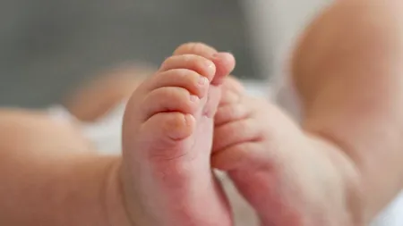 Copil vândut pentru o mașină. DIICOT cere arestarea părinților care și-au dat fiul pe 7.000 de euro